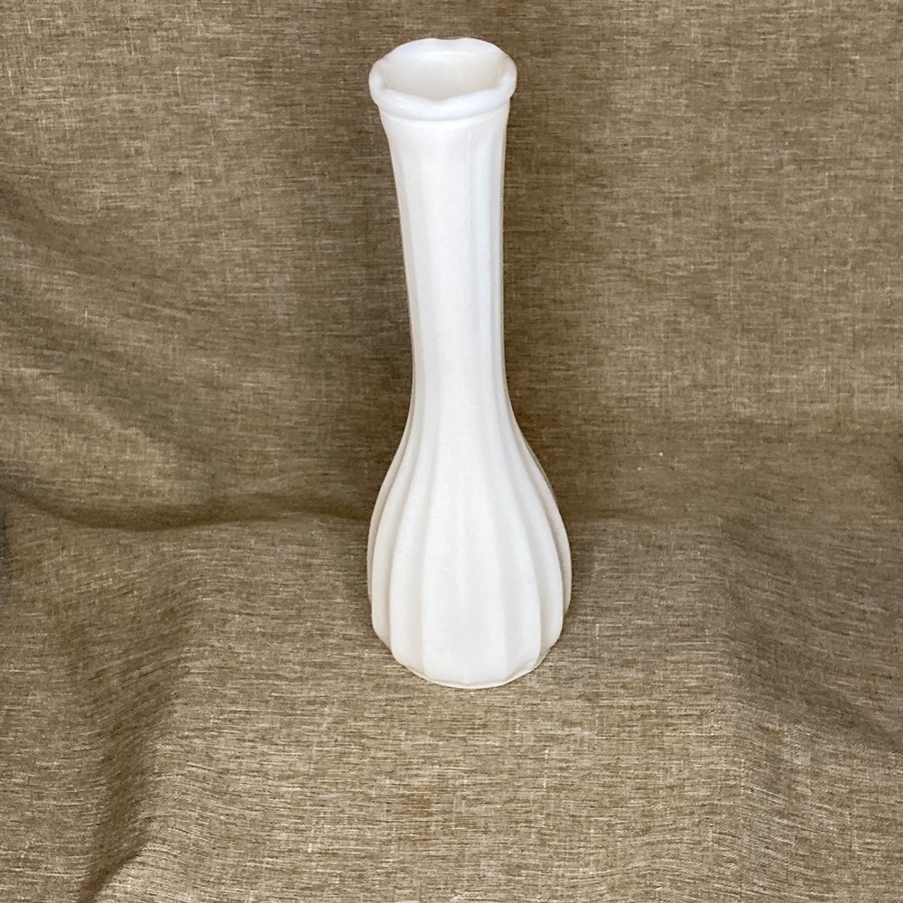 VINTAGE WHITE MILK GLASS BUD VASE